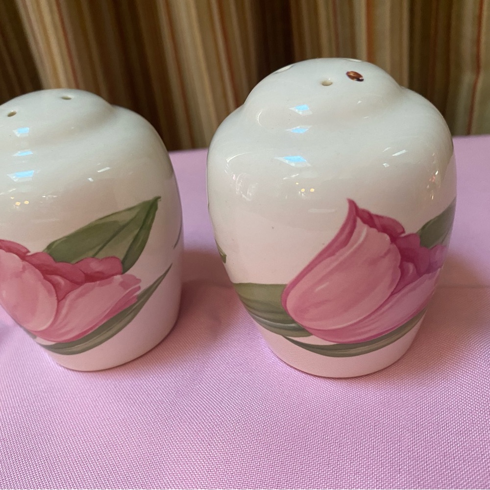 Pfaltzgraff Dahlia Pink Tulip & Yellow Flower Salt and Pepper Shakers